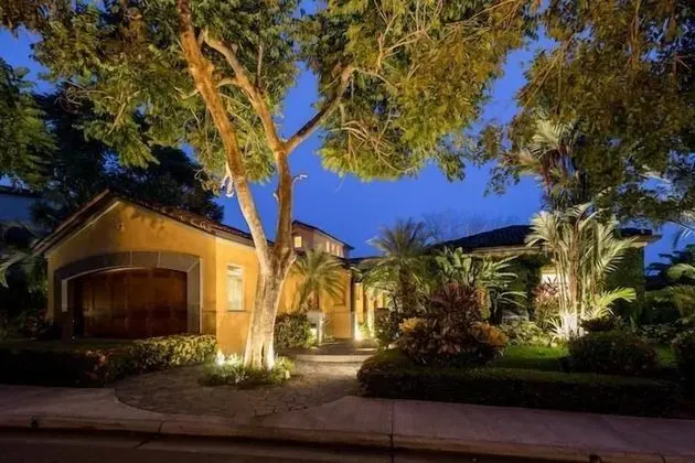 Ev, Birden Çok Yatak (Villa La Perla)