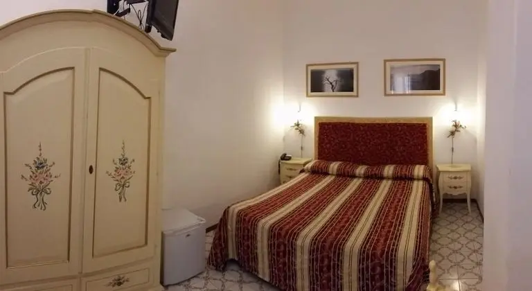 Basic Üç Kişilik Oda