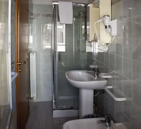 Üç Kişilik Oda