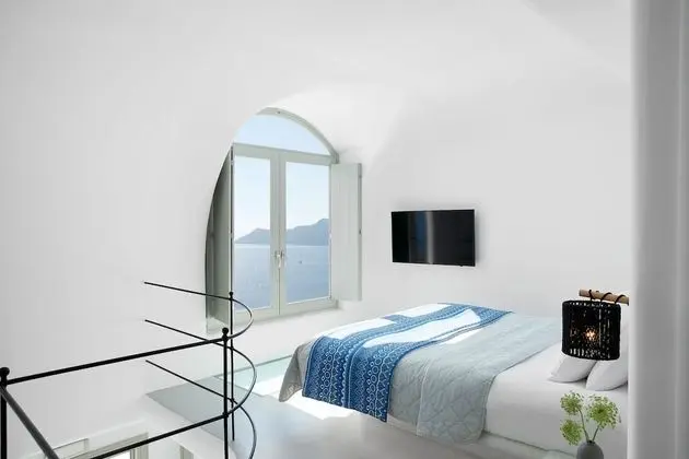 Deluxe Suite with Outdoor Private Pool and Caldera View