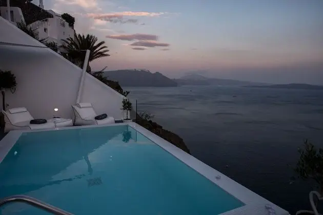 Deluxe Suite with Outdoor Private Pool and Caldera View