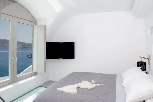 Deluxe Suite with Outdoor Private Pool and Caldera View