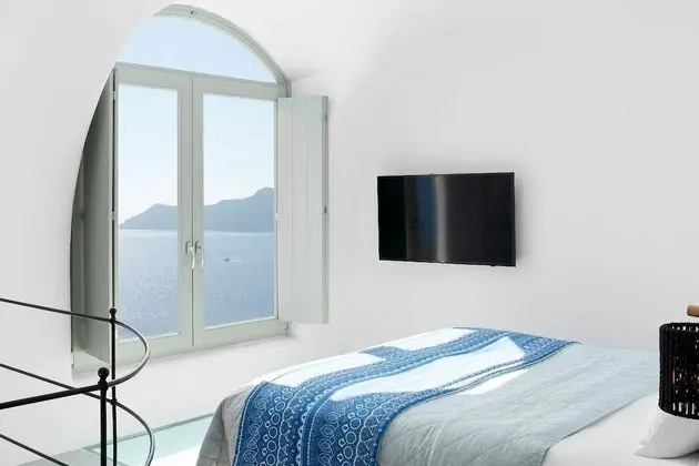 Deluxe Suite with Outdoor Private Pool and Caldera View