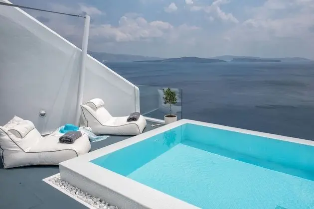 Deluxe Suite with Outdoor Private Pool and Caldera View