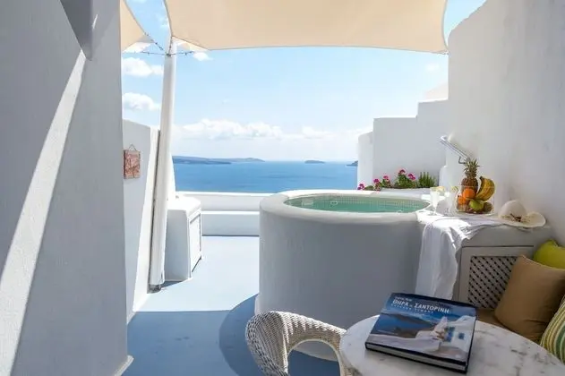 Honeymoon Villa with Outdoor Hot Tub and Caldera View