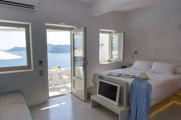 Honeymoon Villa with Outdoor Hot Tub and Caldera View