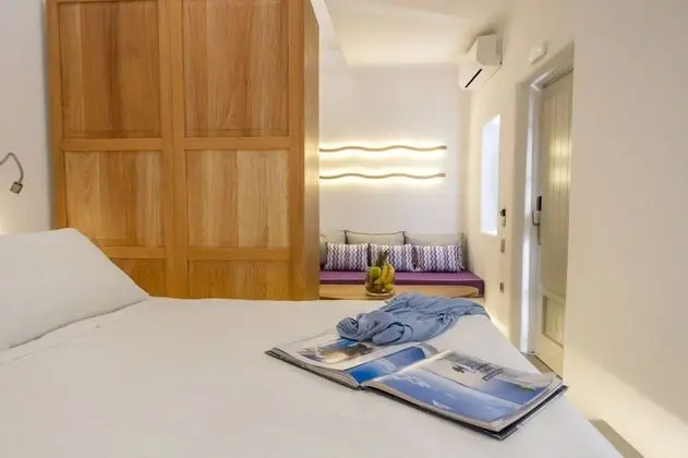 Honeymoon Villa with Outdoor Hot Tub and Caldera View