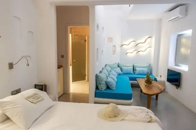 Honeymoon Villa with Outdoor Hot Tub and Caldera View