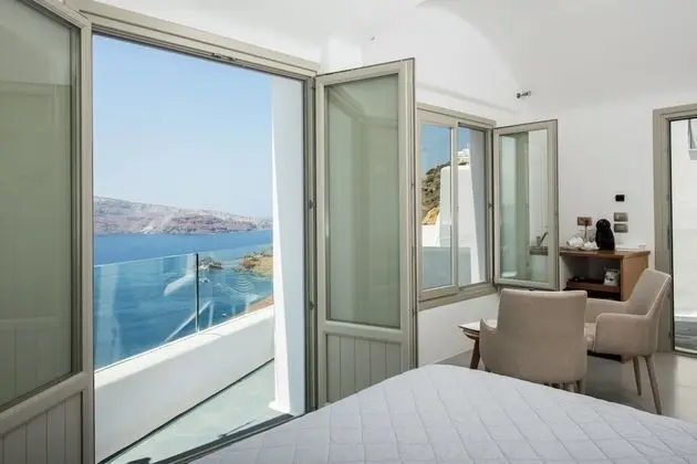 Honeymoon Villa with Outdoor Hot Tub and Caldera View