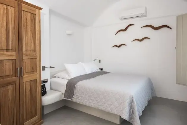 Honeymoon Villa with Outdoor Hot Tub and Caldera View