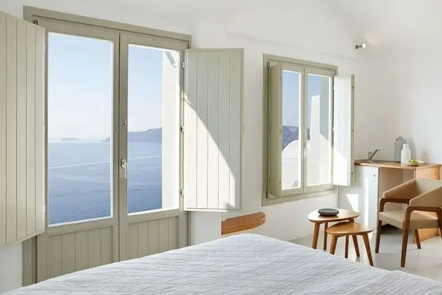 Honeymoon Villa with Outdoor Hot Tub and Caldera View
