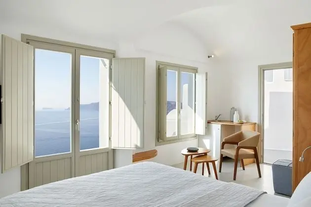 Honeymoon Villa with Outdoor Hot Tub and Caldera View