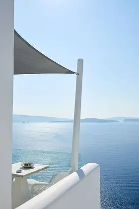 Honeymoon Villa with Outdoor Hot Tub and Caldera View