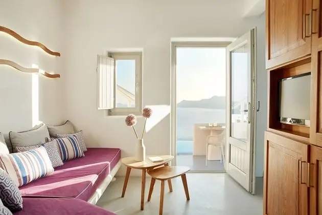 Honeymoon Villa with Outdoor Hot Tub and Caldera View