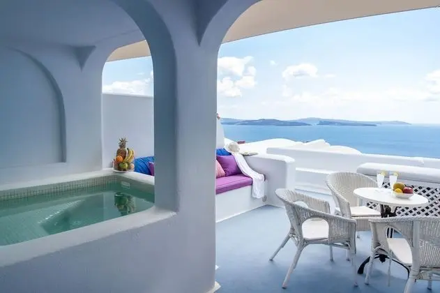 Honeymoon Villa with Outdoor Hot Tub and Caldera View