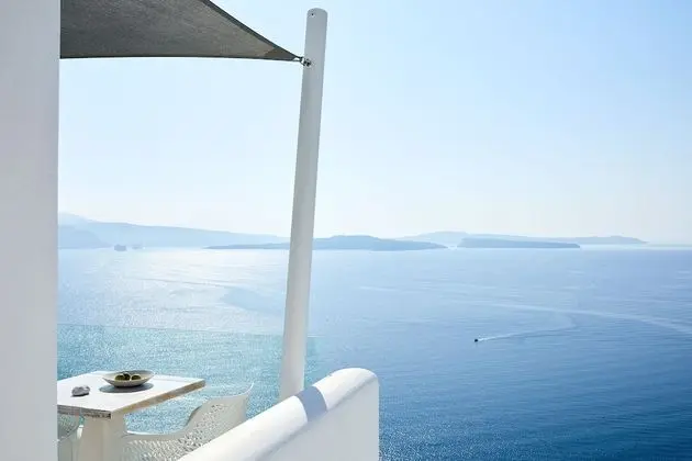 Honeymoon Villa with Outdoor Hot Tub and Caldera View