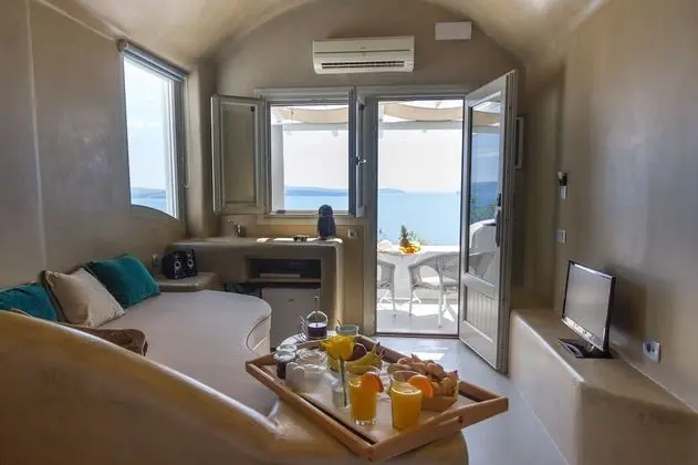 Superior Villa with Outdoor Hot Tub and Caldera view