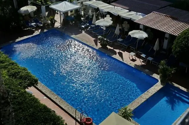 Tek Büyük veya İki Ayrı Yataklı Oda, Havuz Manzaralı