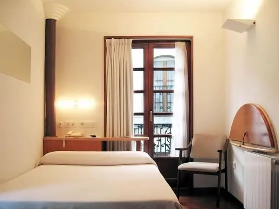 Büyük Yataklı Tek Kişilik Oda