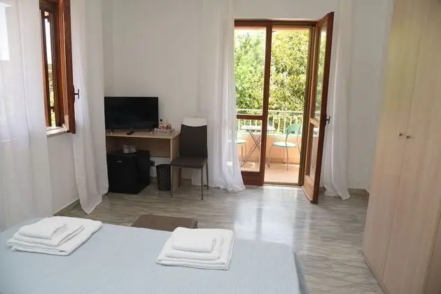 Deluxe Tek Büyük Yataklı Oda, Avlu Manzaralı (with extra bed)