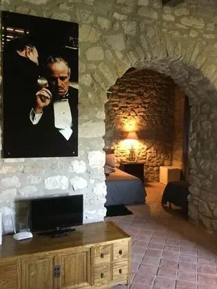 Üç Kişilik Oda, Tepe Manzaralı (Marlon Brando)