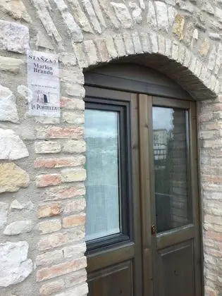 Üç Kişilik Oda, Tepe Manzaralı (Marlon Brando)