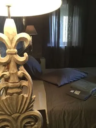 Üç Kişilik Oda, Tepe Manzaralı (Marlon Brando)