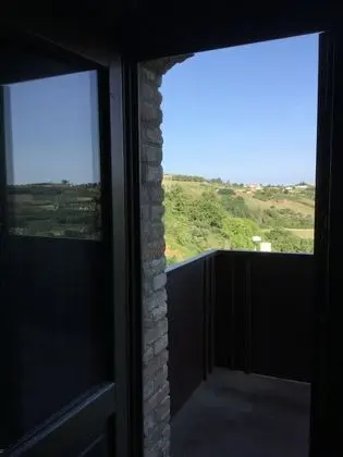 Üç Kişilik Oda, Tepe Manzaralı (Marlon Brando)