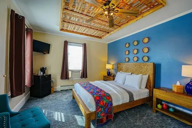One Queen Bed with Scenic View