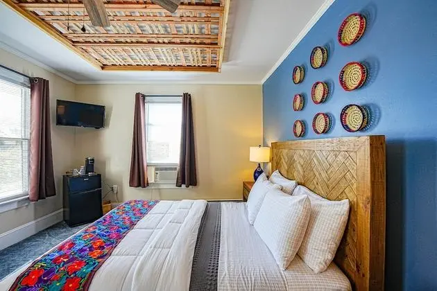 One Queen Bed with Scenic View