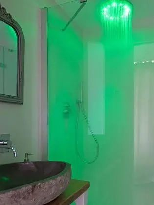 Tek Büyük Yataklı Oda, Balkon, Tepe Manzaralı (Bamboo)