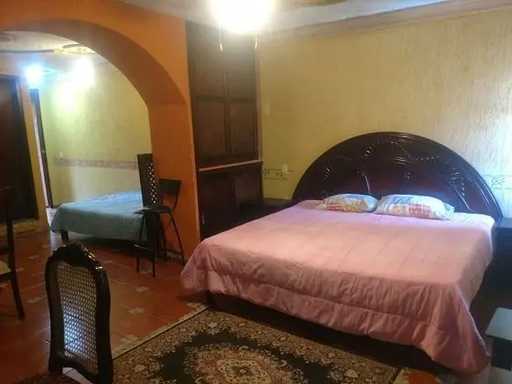 Tek Büyük Yataklı Oda, 2 Çift Kişilik Yatak