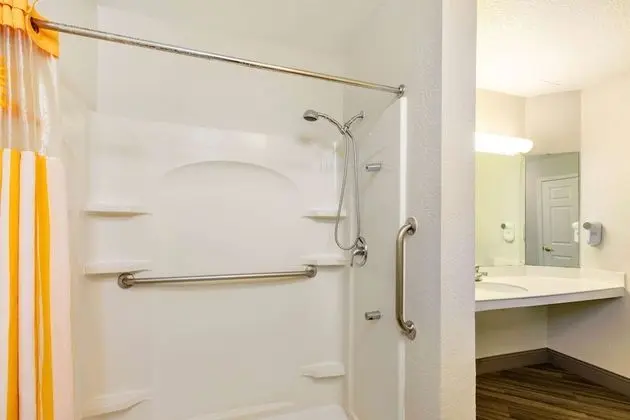 Oda, 1 En Büyük (King) Boy Yatak, Engellilere Uygun, Sigara İçilmez (Roll-In Shower)