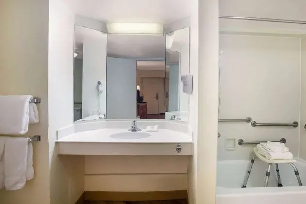 Oda, 1 En Büyük (King) Boy Yatak, Engellilere Uygun, Sigara İçilmez (Tub with Grab Bars)
