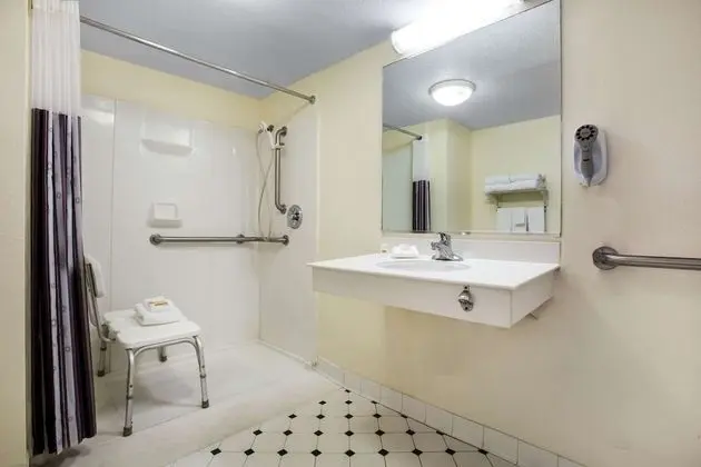 Oda, 2 Çift Kişilik Yatak, Engellilere Uygun, Sigara İçilmez (Roll-In Shower)