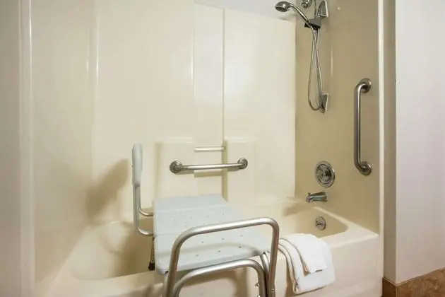 Oda, 2 Büyük (Queen) Boy Yatak, Engellilere Uygun, Sigara İçilmez (Mobility Accessible)