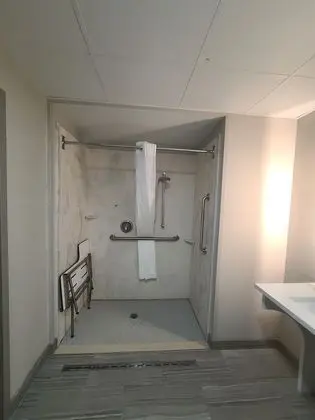 Oda, 2 Büyük (Queen) Boy Yatak, Engellilere Uygun, Sigara İçilmez (Roll-In Shower)