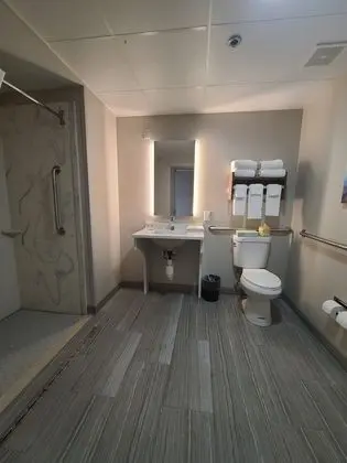 Oda, 2 Büyük (Queen) Boy Yatak, Engellilere Uygun, Sigara İçilmez (Roll-In Shower)