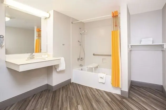 Oda, 1 En Büyük (King) Boy Yatak, Engellilere Uygun, Sigara İçilmez (Mobility Accessible)