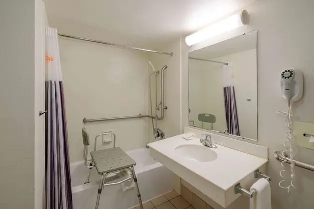 Oda, 1 En Büyük (King) Boy Yatak, Engellilere Uygun, Sigara İçilmez (Mobility Accessible)