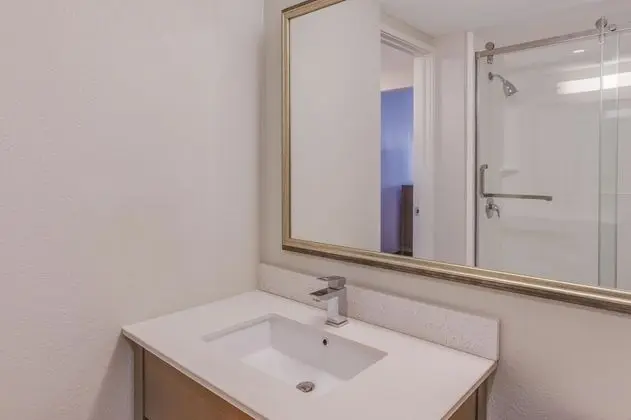 Oda, 1 Büyük (Queen) Boy Yatak, Engellilere Uygun, Sigara İçilmez (Mobility Accessible)