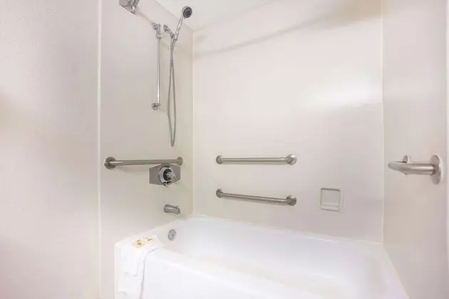 Oda, 1 En Büyük (King) Boy Yatak, Engellilere Uygun, Sigara İçilmez (Mobility Accessible)