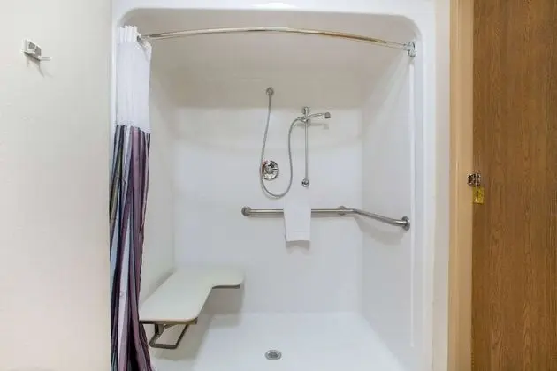 Oda, 1 Büyük (Queen) Boy Yatak, Engellilere Uygun, Sigara İçilmez (Mobility Accessible)
