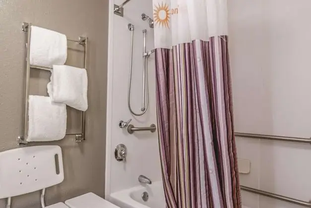 Oda, 1 En Büyük (King) Boy Yatak, Engellilere Uygun (Mobility/Hearing, Bathtub Grab Bars)