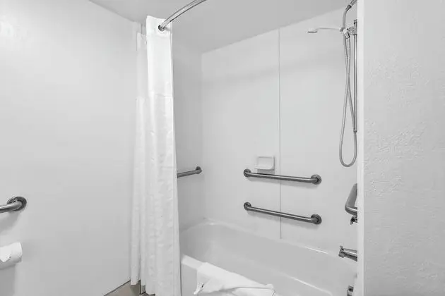 Oda, 2 Çift Kişilik Yatak, Engellilere Uygun, Sigara İçilmez (Tub with Grab Bars)