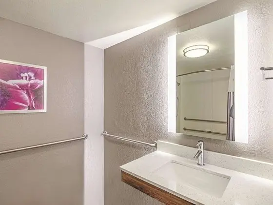Oda, 2 Çift Kişilik Yatak, Engellilere Uygun, Sigara İçilmez (Mobility/Hearing, Tub w/ Grab Bars)