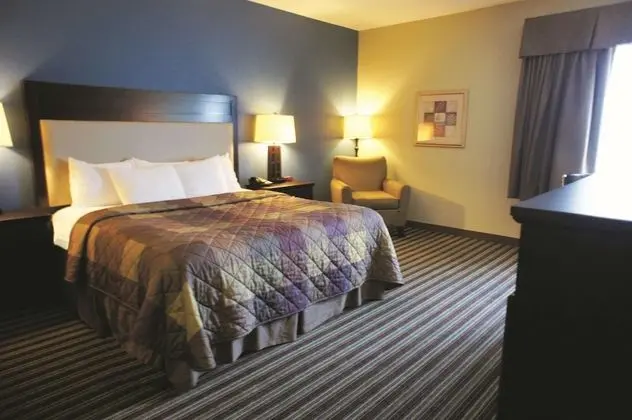 Oda, 1 En Büyük (King) Boy Yatak, Engellilere Uygun (Hearing, Mobility Bathtub w/Grab Bars)