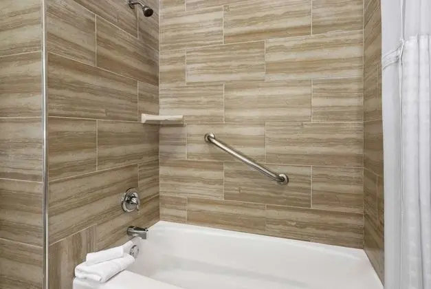 Oda, 1 En Büyük (King) Boy Yatak, Engellilere Uygun, Sigara İçilmez (Mobility,Tub w/Grab Bars)