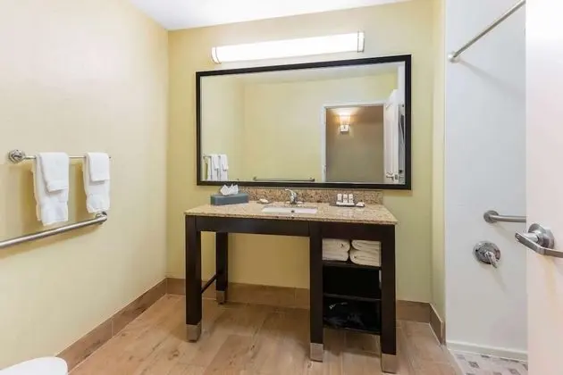 Oda, 2 Büyük (Queen) Boy Yatak, Engellilere Uygun (Mobility/Hearing Impaired Accessible)