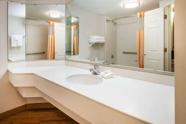 Oda, 1 En Büyük (King) Boy Yatak, Engellilere Uygun, Sigara İçilmez (Bathtub w/ Grab Bars)